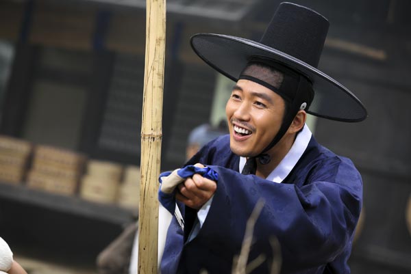 드라마 ‘장사의 신’에서 주인공 천봉삼 역을 연기하는 장혁. 천봉삼은 여덟 살 때 아버지를 여의지만 보부상이 되어 거상(巨商)으로 성공을 거둔다.