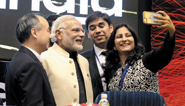 나렌드라 모디(왼쪽에서 둘째) 인도 총리가 16일(현지 시각) 인도 뉴델리에서 열린‘스타트업 인디아(Startup India)’출범식에서 손정의(맨 왼쪽) 일본 소프트뱅크 회장을 비롯한 참석자들과 사진을 찍고 있다.