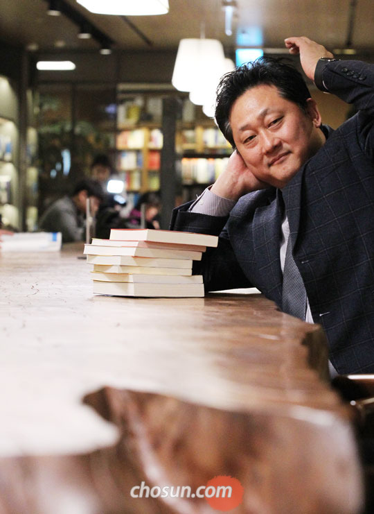 남성호 교보문고 광화문 점장이 새로 들여놓은 기다란 카우리 소나무 책상 앞에 앉아 있다.