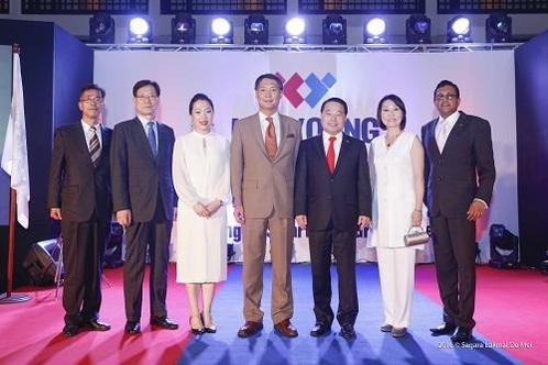 왼쪽부터 김정동 건영 해외사업본부장, 주정일 건영 사장, 이현지 건영 과장, 장원삼 주 스리랑카 대사, 이형수 건영 회장, 김원경 건영 부회장, 수비 위자야라트나 건영실론 법인장. /건영 제공
