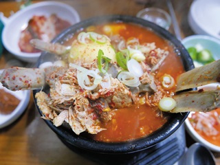 동원집 뚝배기엔 두툼한 고기뼈가 가득하다. 시래기가 들어가지 않은 진한 매운 국물의 맛이 명쾌하다.