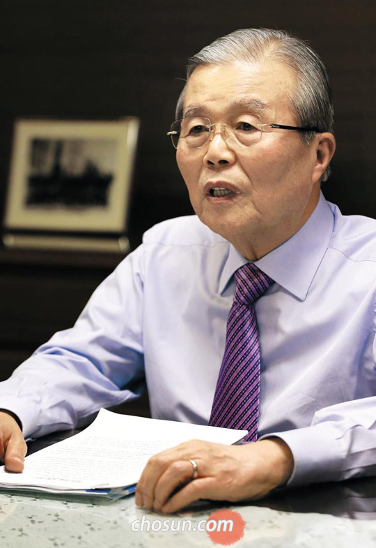 김종인 더불어민주당 선거대책위원장이 26일 오후 서울 광화문의 개인 사무실에서 본지와 인터뷰를 갖고 있다.