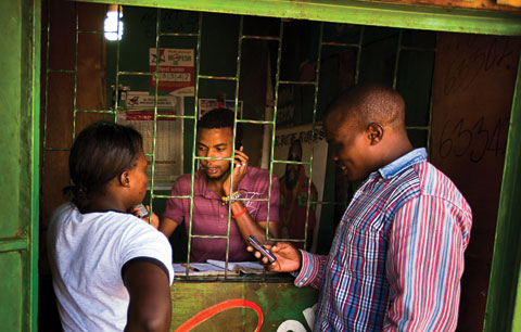 이제 케냐에서는 엠페사 모바일 머니 서비스를 이용해 휴대전화로 