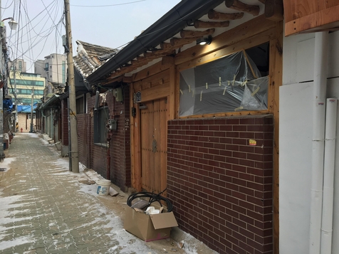 익선동 한옥마을 곳곳에는 개점을 위해 리모델링을 하고 있는 한옥이 많았다. /김범수 기자