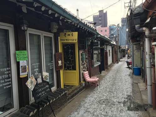 익선동 한옥마을에는 경리단길, 연남동 등에서 볼 수 있는 인테리어와 한옥의 정취를 섞은 점포들을 쉽게 찾아볼 수 있다. /김범수 기자