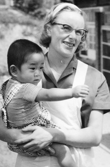 1960년대 전라남도 소록도에서 아이를 안고 있는 마리안느 수녀.