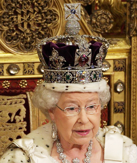 엘리자베스 2세 영국 여왕이 ‘코이누르’가 박힌 왕관을 쓴 모습. 왕관 윗부분 장식의 한가운데에 있는 보석이 코이누르다. 