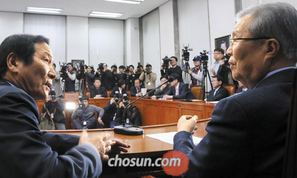 김종인(오른쪽) 더불어민주당 대표가 12일 국회에서 열린 개성공단기업협회 간담회에서 정기섭 협회장과 개성공단 중단에 따른 대책을 이야기하고 있다.