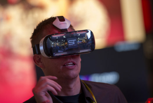 지난해 미국 라스베이거스에서 열린 2015 세계가전쇼(CES)의 한 참가자가 기어 VR을 체험하고 있다. / 조선비즈 DB