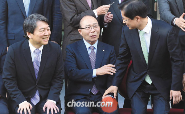 국민의당 안철수, 천정배 공동대표가 16일 서울 용산구 대한노인회를 방문해 이심 대한노인회장과 대화를 하고 있다. (왼쪽부터) 안 대표, 이 회장, 천 대표.