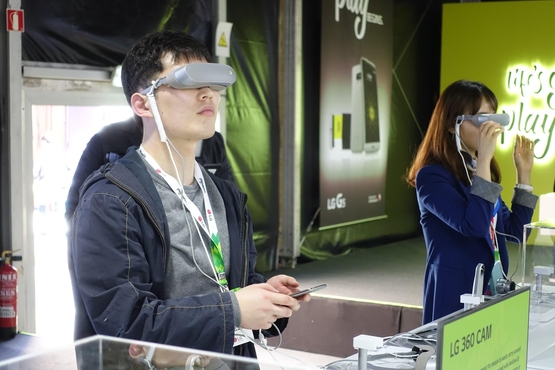 본지 정용창 기자가 G5와 함께 가상현실(VR) 기기를 사용해보고 있는 모습 /박성우 기자