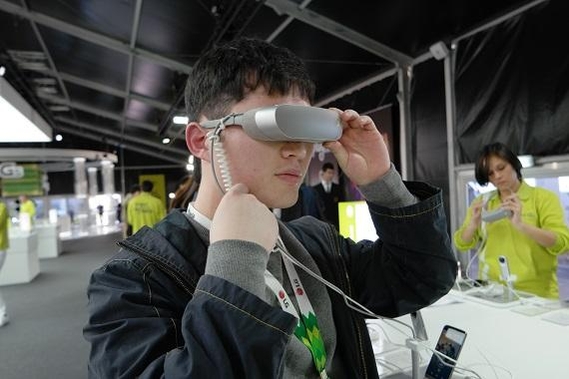 기자가 G5와 연결해 즐기는 VR 기기 LG 360 VR을 체험해 보고 있다. /정용창 기자