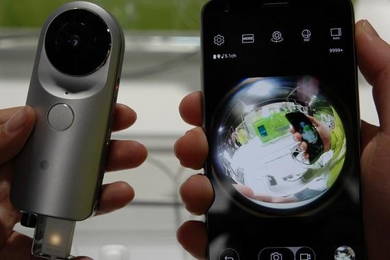 LG 360 캠(왼쪽)으로 찍은 360도 사진은 G5 스마트폰으로 바로 확인할 수 있다. /정용창 기자