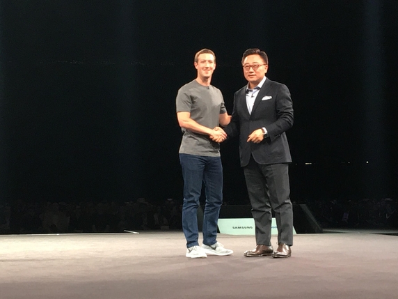 마크 저커버그 페이스북 CEO(왼쪽)과 고동진 삼성전자 사장(오른쪽)이 악수를 하고 있다. /박성우 기자
