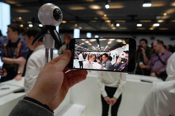 삼성전자 360도 카메라 ‘기어360’이 촬영하는 영상을 스마트폰으로 확인하는 모습. /정용창 기자