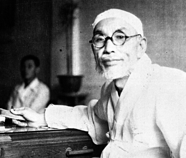 1945년 9월 평안남도 인민정치위원회 위원장 시절 집무실의 조만식 선생.