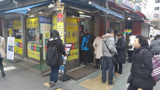 서울 명동 인근에 위치한 환전소 골목. 은행보다 유리한 환율을 적용해 줘서 실속형 소비자들이 많이 찾는다. / 사진=남민우 기자