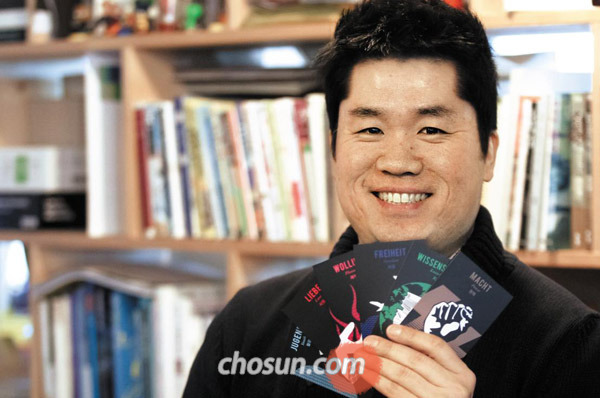 참여형 게임‘파우스트 되기’카드를 들고 있는 이승택 놀공 대표.