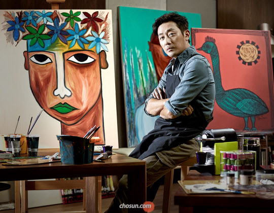 직접 그린 유화 작품을 배경으로 앉은 배우 하정우. 국내 대표적인 ‘아트테이너’로 꼽히는 그는 몇 년간 미술 전시를 꾸준히 해오고 있다. /네스프레소 제공