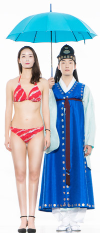여성 무용수가 비키니 차림으로 나온 국립무용단‘시간의 나이’의 포스터 사진.