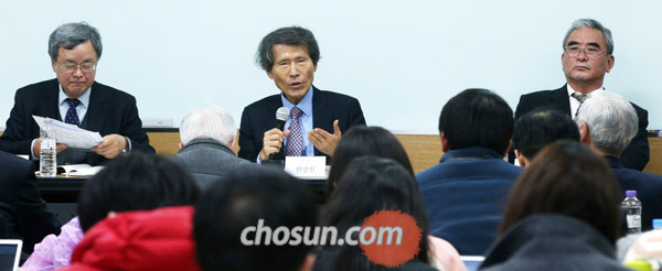 2일 서울대에서 열린 3·1절 기념 공개 강의에서 한시준·한상진이영훈(왼쪽부터) 교수가 1945년 광복과 1948년 건국의 관계 등 대한민국 건국사의 주요 쟁점들에 대해 토론하고 있다.