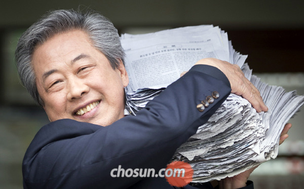 김덕원씨가 지난 8년 동안 필사(筆寫)하려고 모았던 조선일보 사설 뭉치를 들어 보이고 있다.