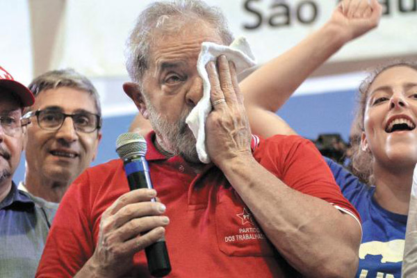 4일(현지 시각) 국영 에너지 회사 페트로브라스의 부패 스캔들에 연루된 혐의로 연행돼 3시간 동안 경찰 조사를 받고 나온 루이스 이나시우 룰라 다 시우바 전 브라질 대통령이 기자회견에서 결백을 호소하며 눈물을 닦고 있다.