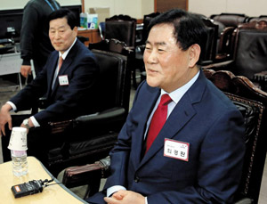 친박(親朴) 핵심인 새누리당 최경환(오른쪽) 의원이 6일 서울 여의도 당사에서 자신의 지역구인 경북 경산에 공천을 신청한 안병용 예비 후보와 함께 공천 면접을 보고 있다.