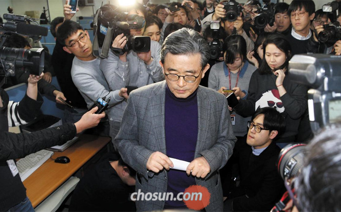 새누리당 이한구 공천관리위원장이 13일 오후 서울 여의도 당사에서 공천 대상자와 경선 지역 발표를 한 뒤 기자회견장을 빠져나가고 있다.