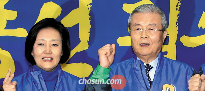 김종인(오른쪽) 더불어민주당 대표와 박영선 비대위원이 14일 국회에서 열린 비대위 회의에 앞서 구호를 외치고 있다.