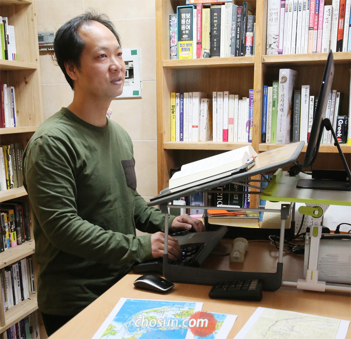 번역가 노승영은 의자를 빼고 서서 작업한다. 하루에 200자 원고지 45장을 한국어로 옮기는 성실한 노동자. 기계적인 ‘영혼 없는 직역’ 과 자의적인 ‘아몰랑 의역’ 사이에서 정확하고 유려한 번역이 그의 목표다.
