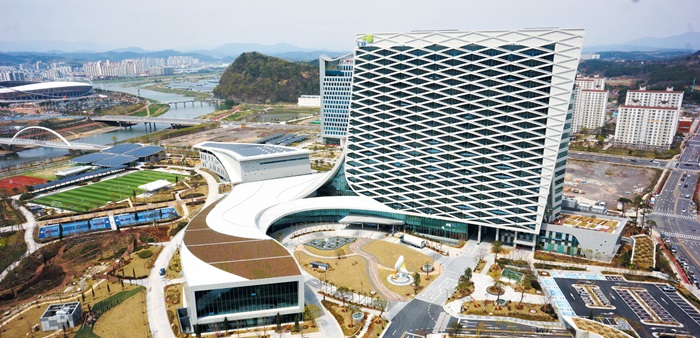경남 진주시 충무공동 혁신도시 전경. 국내 최대 공기업인 LH 등 대형 공공기관들이 이전해오고, 우주항공산업 등 지역 미래 먹거리 산업과 연계해 ‘진주 부흥시대’를 여는 견인차가 되고 있다. LH, 한국남동발전 등 9개 공공기관이 이전, 입주했고 주택관리공단 등 2개 기관은 올 상반기 중 옮겨올 예정이다. 