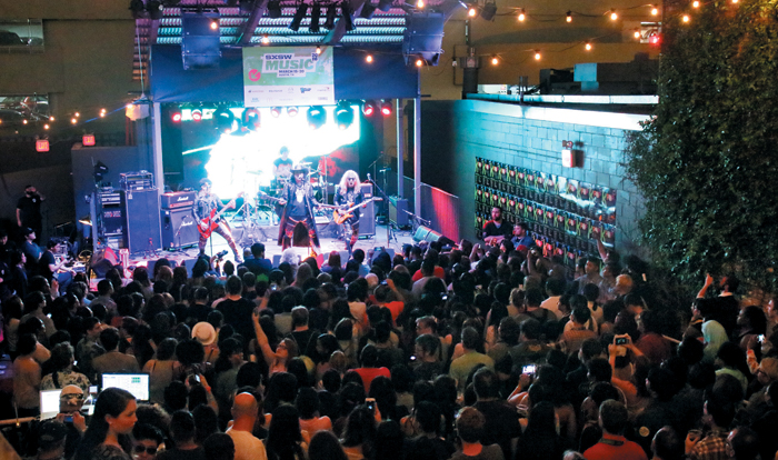 한국 헤비메탈 밴드‘피해의식’이 16일 미국 텍사스 오스틴에서 열린 세계 최대의 음악축제‘사우스바이사우스웨스트’의‘K팝 나이트아웃(K팝의 밤)’에서 공연을 펼쳤다.