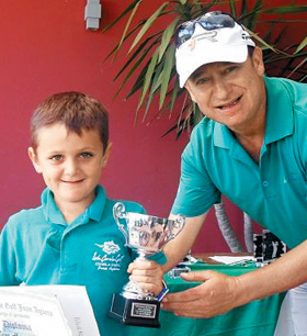 스페인의 ‘꼬마 골퍼’ 야고 호르노(왼쪽)가 12일 어린이 골프 대회에서 우승 직후 아버지와 함께 트로피를 든 모습. 호르노는 스코어 카드를 잘못 적었다고 고백하고 우승컵을 반납했다. 