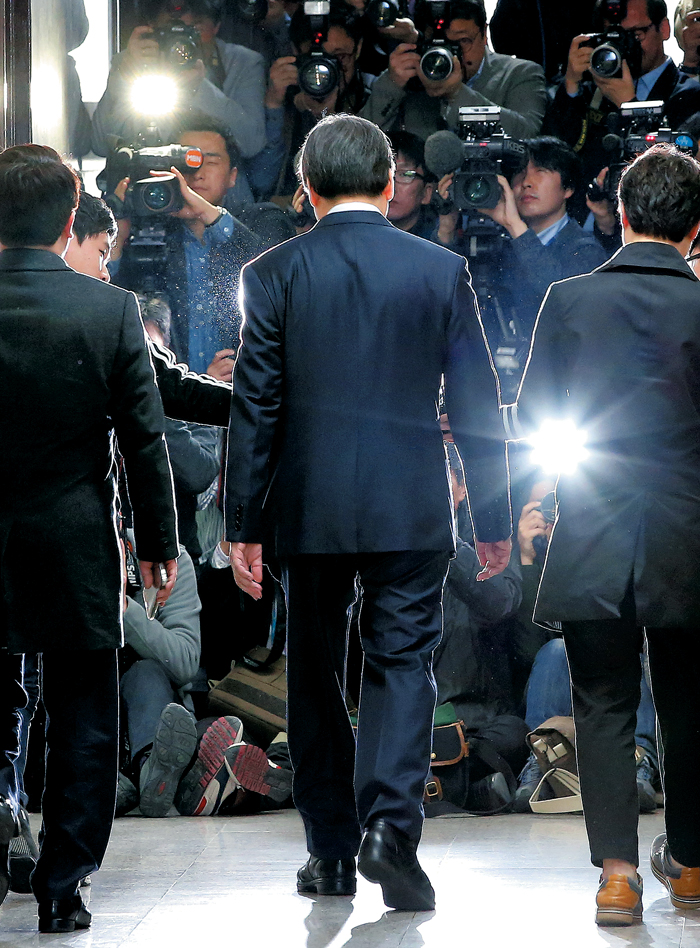 김무성, 내분 속으로 - 김무성 새누리당 대표가 18일 오전 국회에서 열린 최고위원회의에 참석하기 위해 회의실로 입장하고 있다. 이날 최고위는 최고위원 간 이견으로 결론 없이 끝났다.