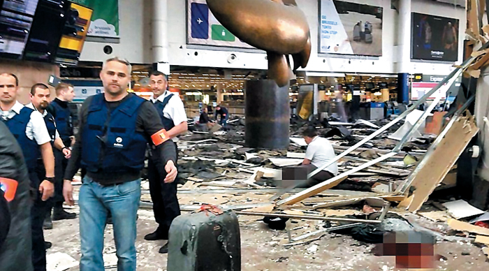 22일 오전 8시쯤(현지 시각) 벨기에 브뤼셀 공항에서 극단주의 무장 세력 이슬람국가(IS)의 소행으로 추정되는 자살 폭탄 테러가 일어나 최소 14명이 숨지고 수십명이 다쳤다. 사진은 공항 관계자가 폐허가 된 공항 내부를 둘러보는 모습.