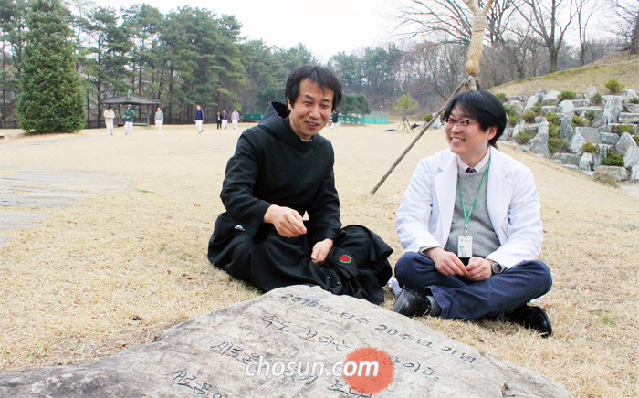경기 이천 성안드레아병원 마당 곳곳엔 단주(斷酒)를 기념해 세운 비석과 나무가 있다. 병원장 김선규 수사와 박한선 전문의가 작년에 처음 탄생한 ‘단주 20년 기념비’ 앞에서 이야기를 나누고 있다.