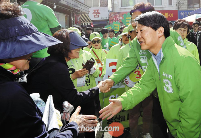 국민의당 안철수 대표가 4일 서울 용산구 용문시장에서 곽태원(용산) 후보와 함께 시민들과 악수하고 있다.