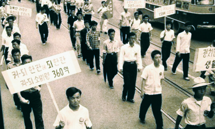 1960년 7월 8일 대학생들이 ‘커피 한 잔에 피 한 잔’ 등이 적힌 피켓을 들고 거리를 행진하며 커피·양담배 소비 자제를 외치고 있다. 학생들은 다방으로 뛰어들어가 손님에게 “왜 외국산 커피를 마시고 있느냐”고 따지기도 했다.