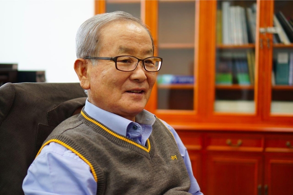 강봉균 새누리당 선대위원장은 한국판 양적완화는 막힌 곳에 선택적으로 돈을 뿌리는 작업이라고 설명했다./사진=박정엽 기자