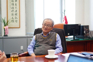 강봉균 선대위원장은 한국판 양적완화 공약의 실행에 대해서는 사회적 합의 절차가 당연히 따라야 한다고 강조했다./사진=박정엽 기자