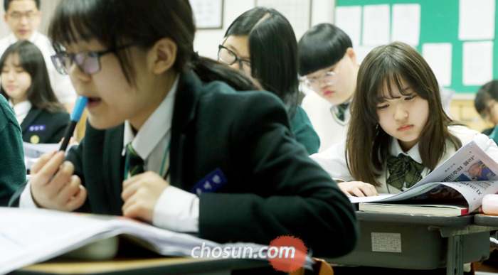 5일 오전 서울 동대문구 경희여중 2학년 국어 수업 시간에 학생들이 신문을 읽고 있다.