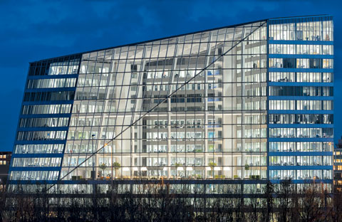 네덜란드 암스테르담의 친환경 빌딩 ‘디 엣지’의 외관(위)과 내부(아래). 