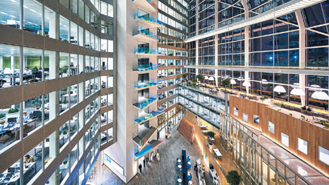 네덜란드 암스테르담의 친환경 빌딩 ‘디 엣지’의 외관(위)과 내부(아래). 