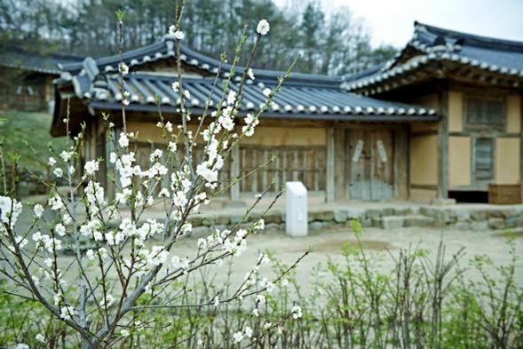  ‘구름 위의 행복한 마을’이라는 뜻을 지닌 구름에는 유실 위기에 처한 문화재를 되살린 고택 리조트다.