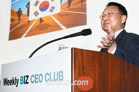 위클리비즈 CEO 클럽 조찬 행사에서 강연 중인 유일호 경제부총리.
