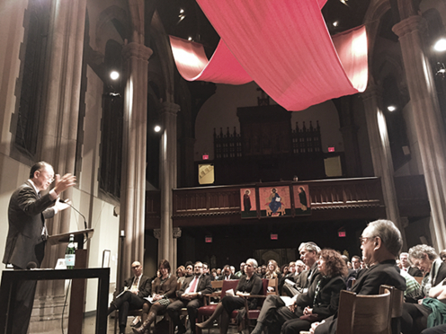 지난 주 김용 총재가 어머니의 모교인 Union Theological Seminary, NYC에서 강연하고 있다. 강연 주제는 ‘자비의 원칙'. 전헌 선생이 앞에 앉아 조카의 강연을 경청하고 있다.