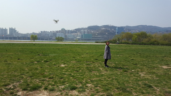 액티브트랙 기능을 활성화하자 드론이 선택된 피사체를 쫓아갔다. /한동희 기자