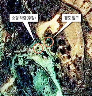 38노스가 공개한 북한 함경북도 길주군 풍계리 핵실험장의 최근 모습. 북쪽 갱도 입구(오른쪽 원) 부근에서 소형 차량(왼쪽 원)이 이동하는 모습이 꾸준히 포착돼 핵실험 준비 가능성이 있는 것으로 분석됐다.