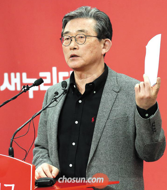 새누리당 이한구 전 공천관리위원장이 지난달 23일 서울 여의도 당사에서 공천관리위원회 전체회의를 마친 뒤 브리핑하고 있다.